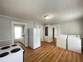 350 Portland St in Rochester, NH - Building Photo