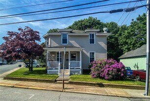 143 Poquonnock Rd in Groton, CT - Building Photo
