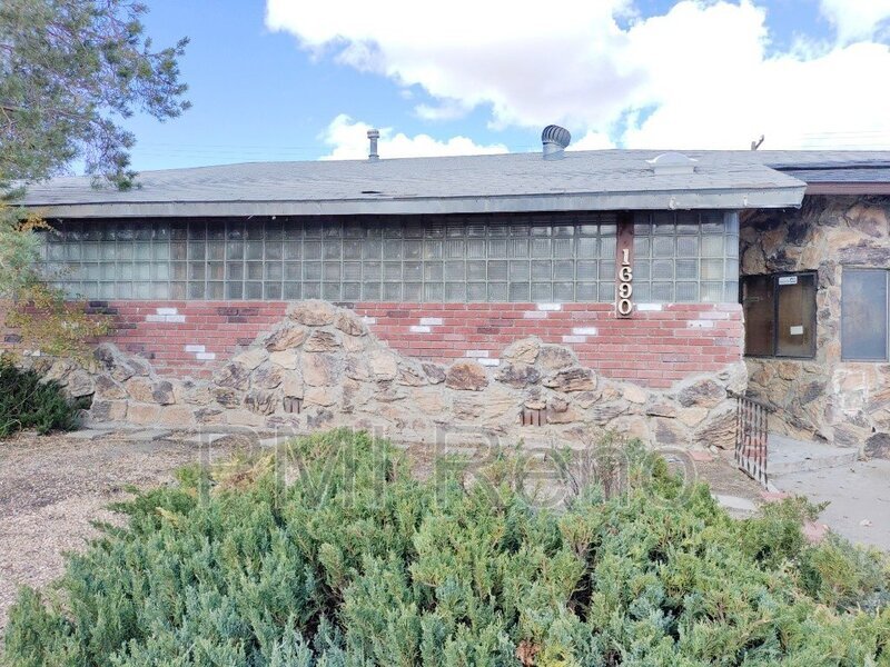 1690 Greenbrae Dr in Sparks, NV - Building Photo