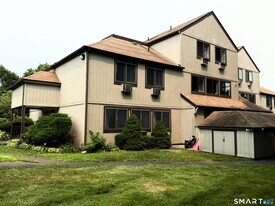 8 D Pineview Dr in Branford, CT - Building Photo
