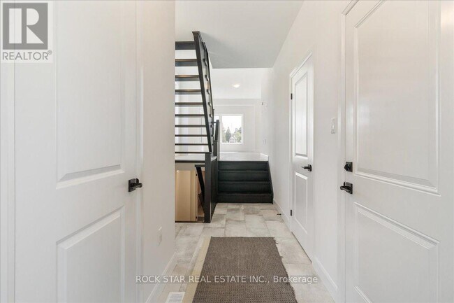 3 Southam Ln in Hamilton, ON - Building Photo - Building Photo