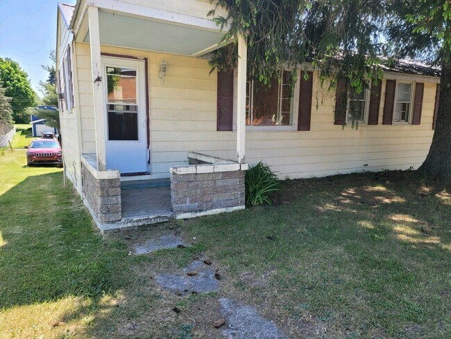 305 W Main St, Unit A in Edmore, MI - Foto de edificio - Building Photo
