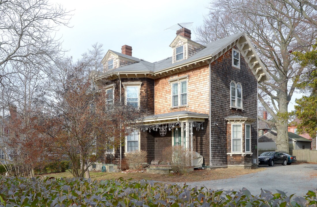 81 Cottage St in New Bedford, MA - Building Photo