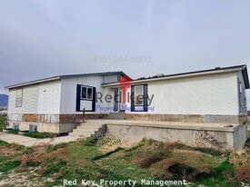 877 E Main St in Grantsville, UT - Building Photo