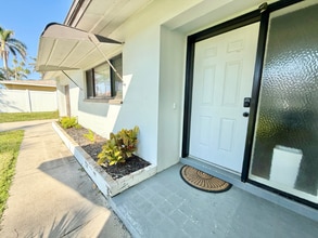 331 Bayshore Dr in Cape Coral, FL - Building Photo - Building Photo