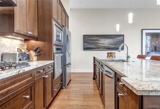 8025 Maryland Ave in Clayton, MO - Building Photo - Building Photo