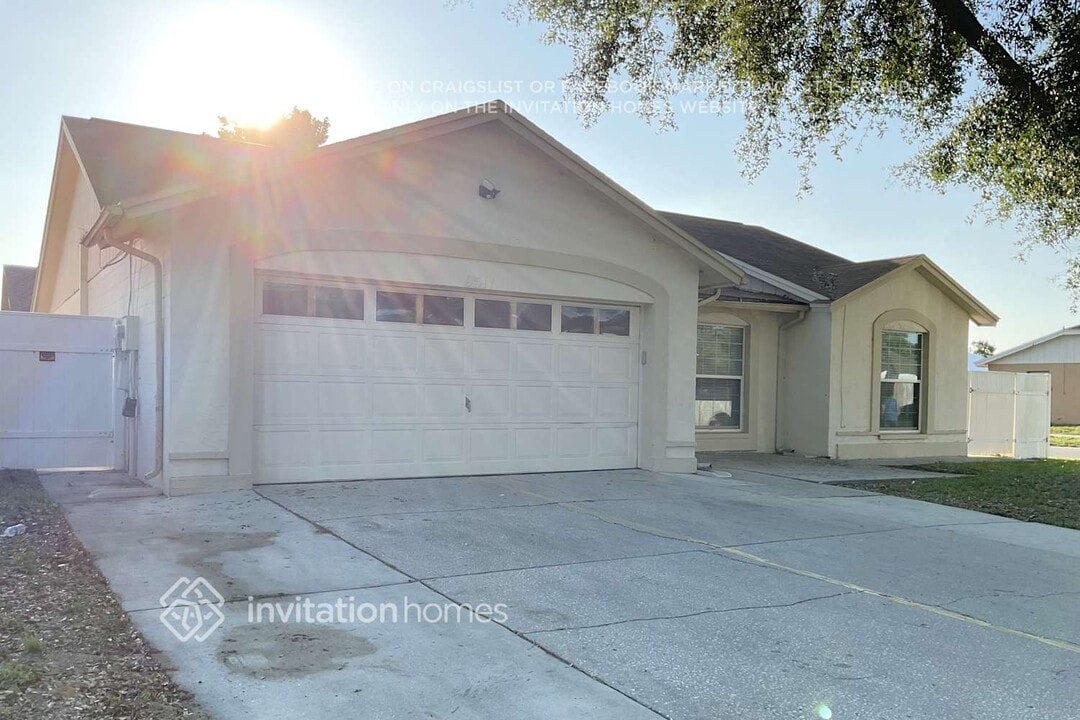 9511 Drakemill Ct in Tampa, FL - Building Photo