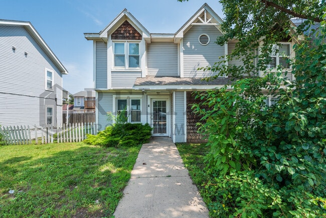 7206-4 W Douglas Ave in Wichita, KS - Building Photo - Building Photo