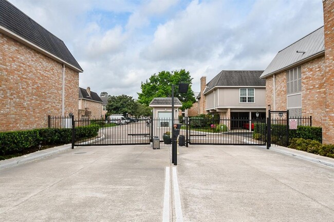 2230 S Piney Point Rd in Houston, TX - Building Photo - Building Photo