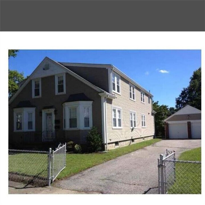 104 Naples Ave in Providence, RI - Foto de edificio