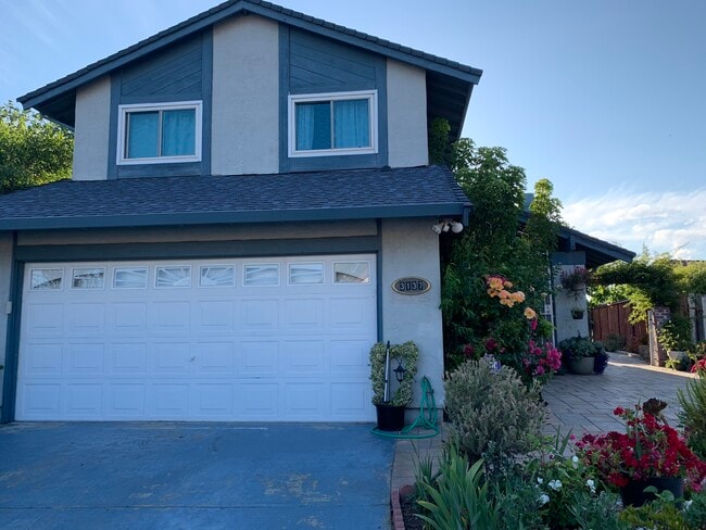 property at 3137 Larchmont Ln