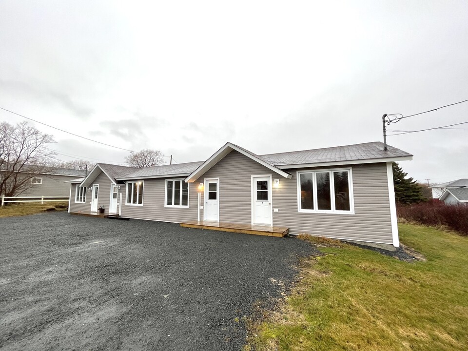 27 Barnes Rd in Bay Roberts, NL - Building Photo