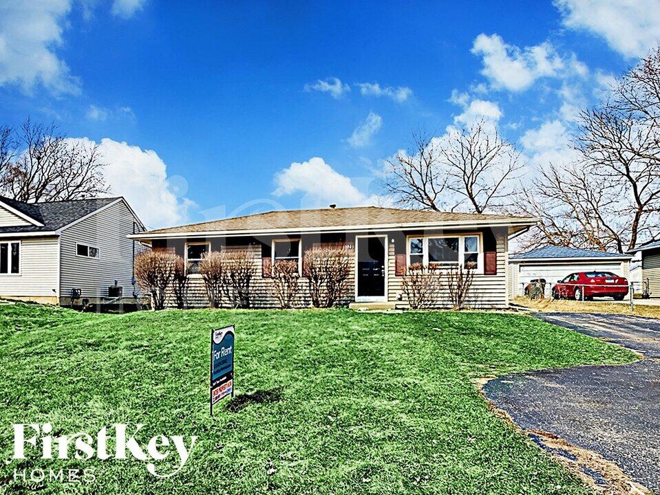 8920 Woody Trail in Wonder Lake, IL - Foto de edificio