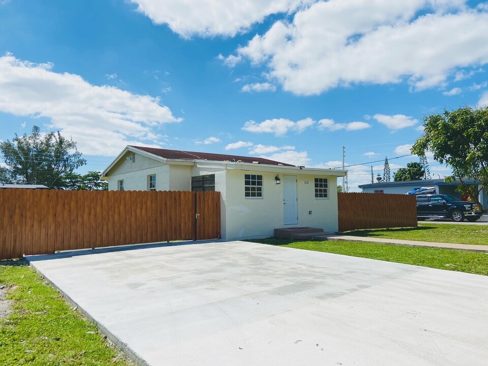12130 SW 215th St in Miami, FL - Building Photo