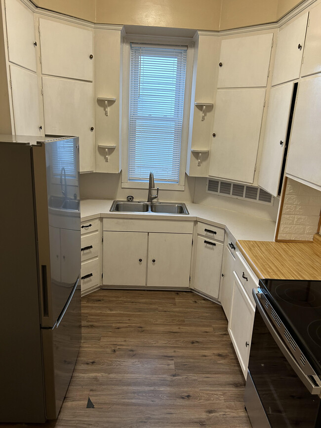 305 E Elm St, Unit 305 E Elm