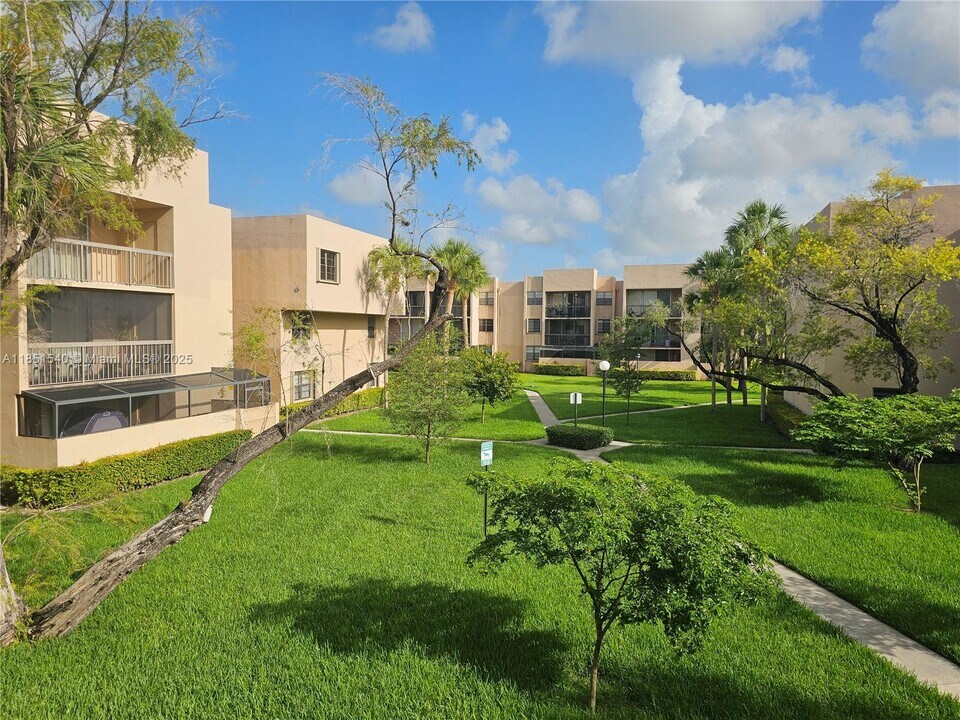 10425 SW 112th Ave in Miami, FL - Foto de edificio