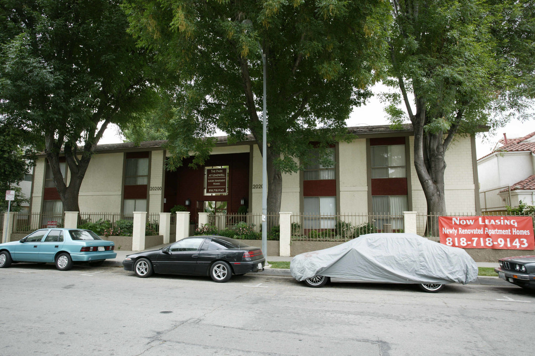 Park at Leadwell in Winnetka, CA - Foto de edificio