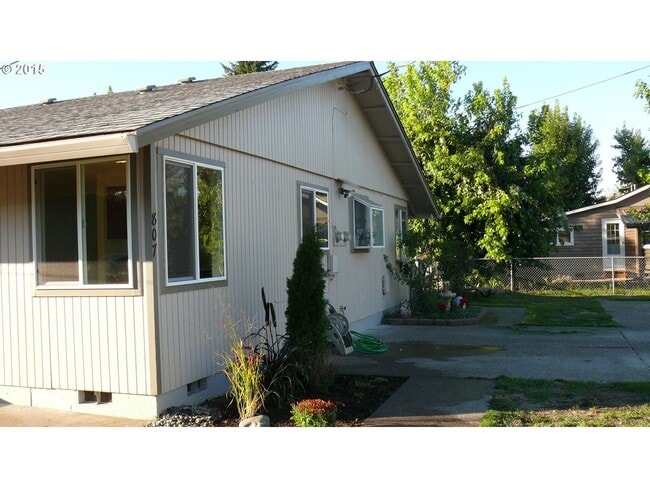 809 S Center St in Newberg, OR - Building Photo - Building Photo