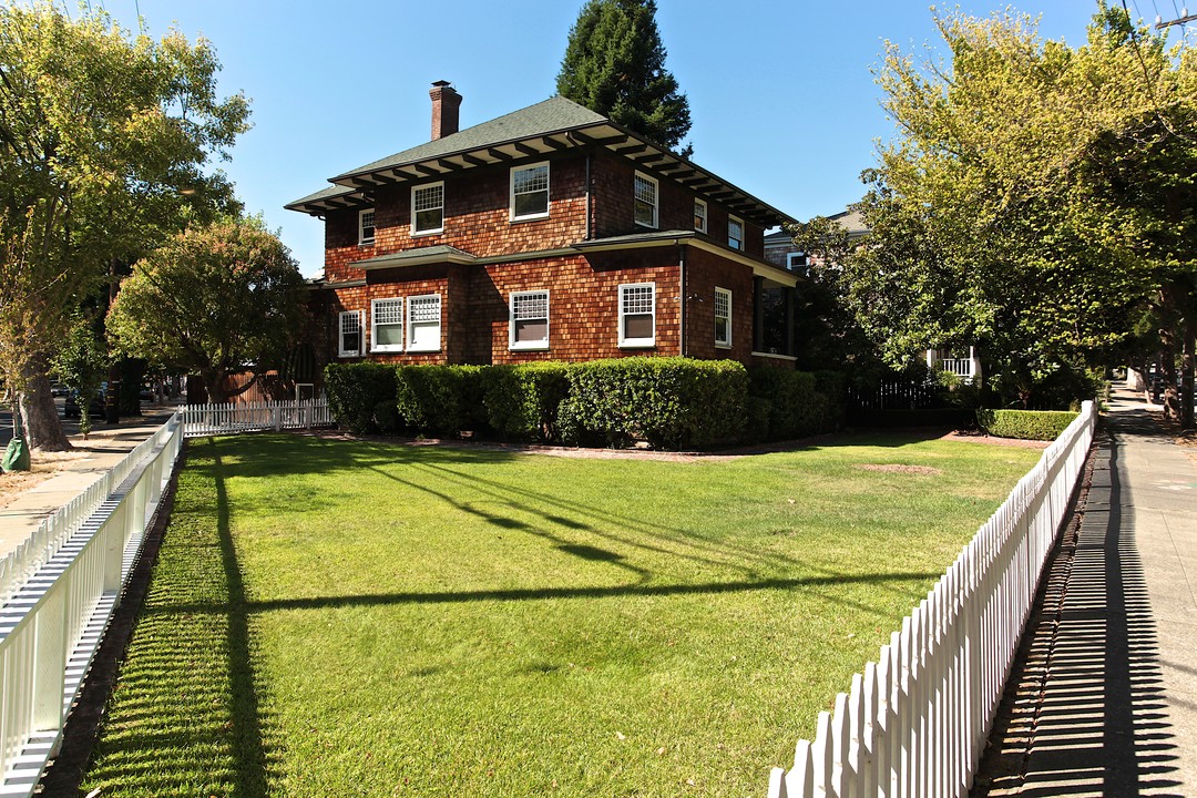 101 H St in San Rafael, CA - Building Photo