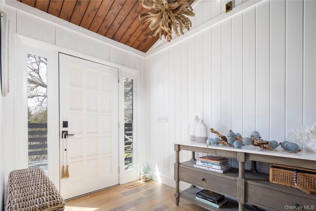 10 Cedar Ave in Southampton, NY - Building Photo - Building Photo