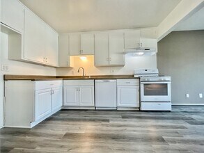 7732 Cypress Dr, Unit B in Huntington Beach, CA - Building Photo - Building Photo