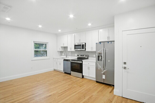 21 Regent Cir, Unit 5 in Brookline, MA - Foto de edificio - Building Photo