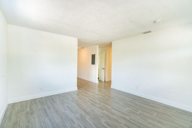 700 NW 2nd Way in Deerfield Beach, FL - Building Photo - Building Photo