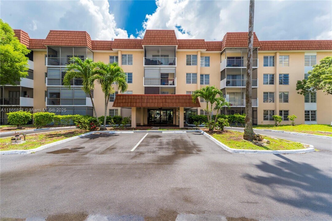 4168 Inverrary Dr in Lauderhill, FL - Building Photo