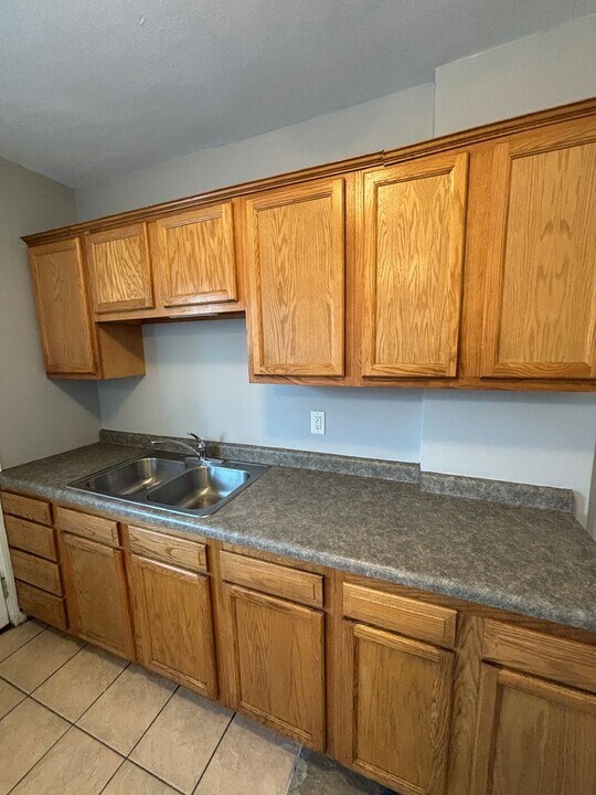 1234 W Mullan Ave in Waterloo, IA - Building Photo