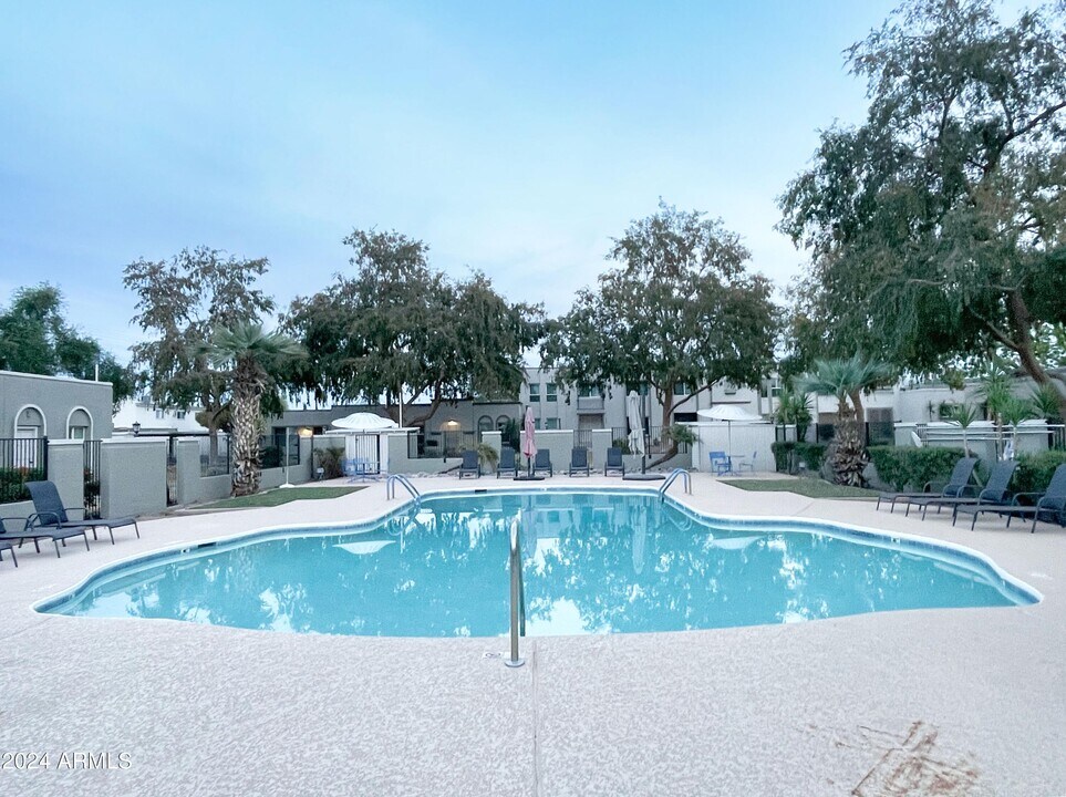 5853 E Thomas Rd in Scottsdale, AZ - Foto de edificio