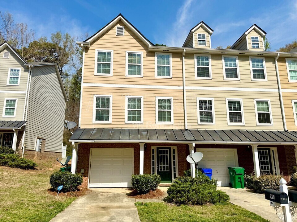 1691 Redan W in Lithonia, GA - Building Photo