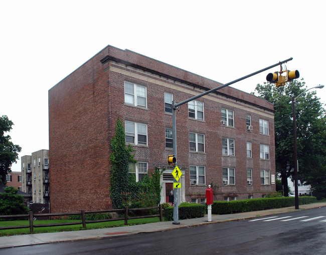 208 Main St in Medford, MA - Foto de edificio - Building Photo