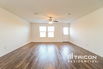 1008 Lady Bird St in Ennis, TX - Building Photo - Building Photo