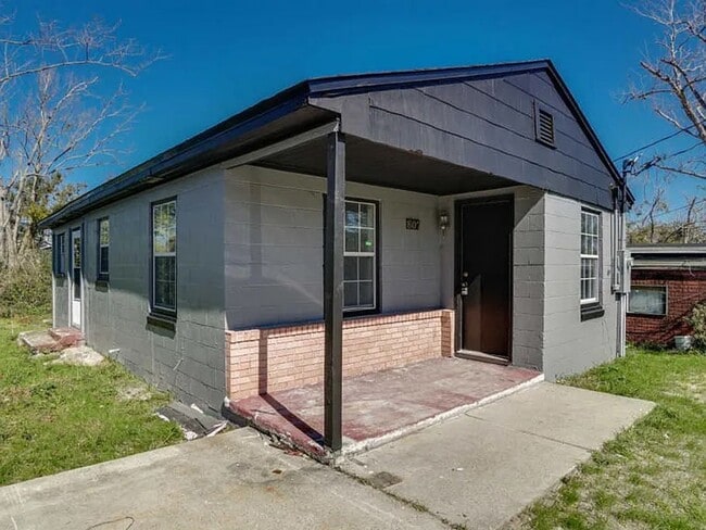 property at 807 E 7th Ct