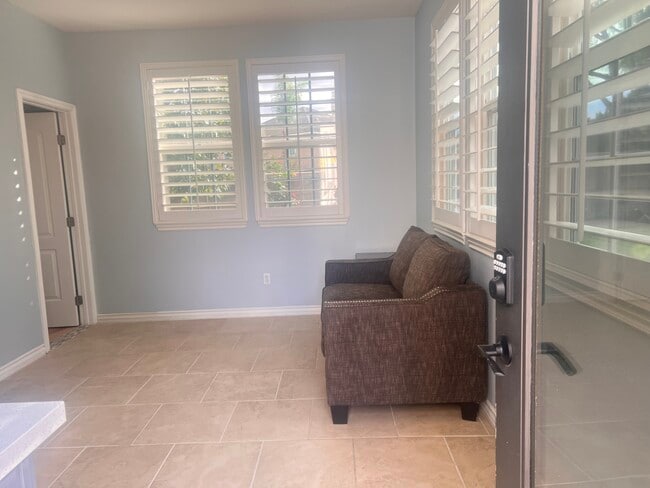 8229 Honey Brook Ct in Corona, CA - Foto de edificio - Building Photo