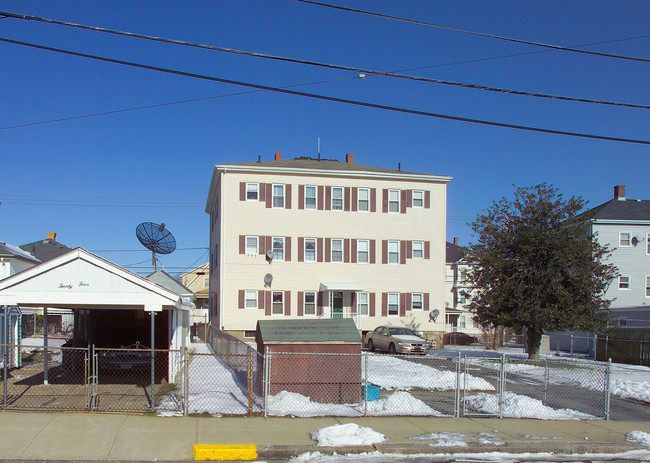 895 Bedford St in Fall River, MA - Building Photo - Building Photo