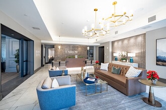 Carlow in Hauppauge, NY - Foto de edificio - Interior Photo