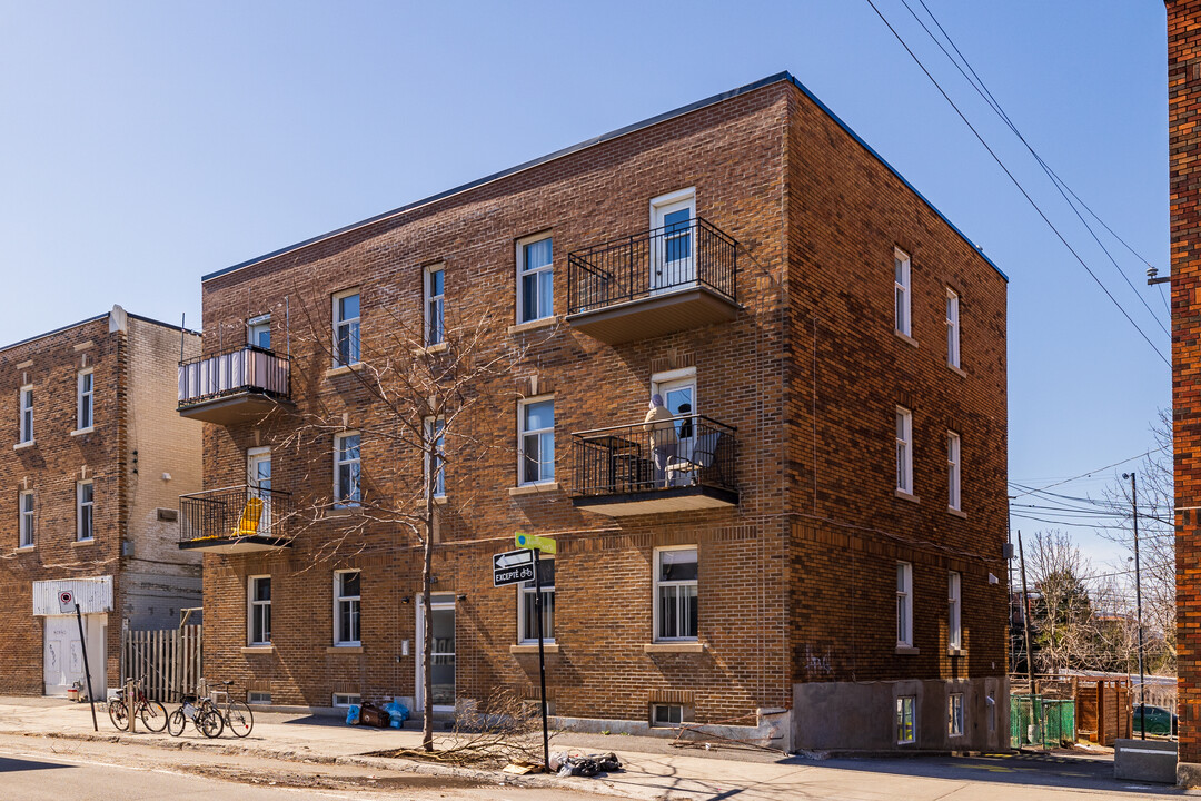 2111 De Bellechasse St in Montréal, QC - Building Photo