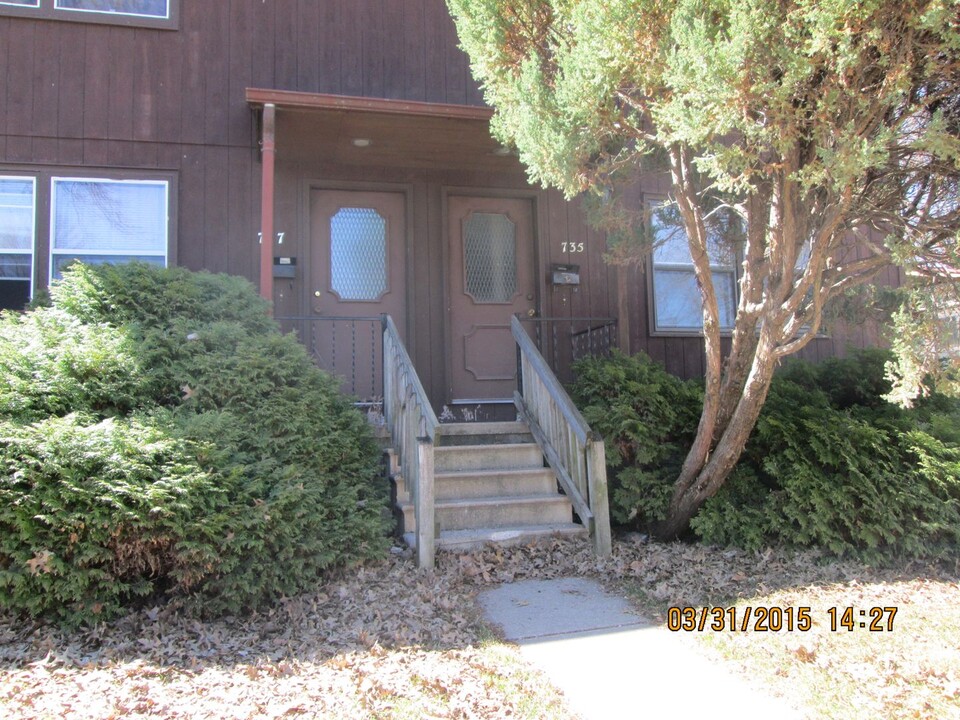 735 Rundell St-Unit -737 in Iowa City, IA - Building Photo