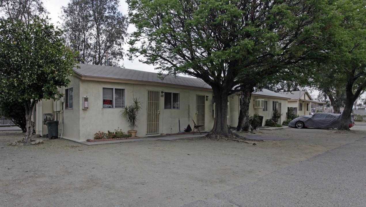 10057 Cherry Ave in Fontana, CA - Building Photo