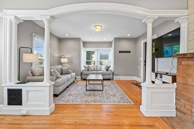 22 Lincoln Ave in Saratoga Springs, NY - Foto de edificio - Building Photo