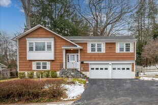 112 Old Post Rd S in Croton-on-Hudson, NY - Building Photo