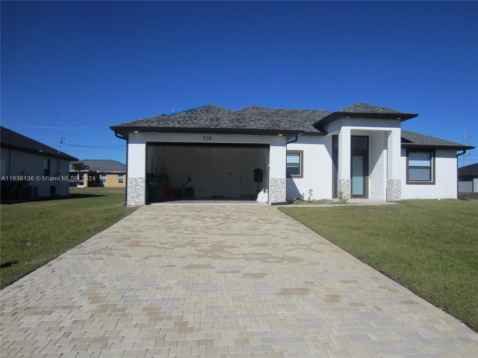 519 NW 7th Terrace in Cape Coral, FL - Foto de edificio