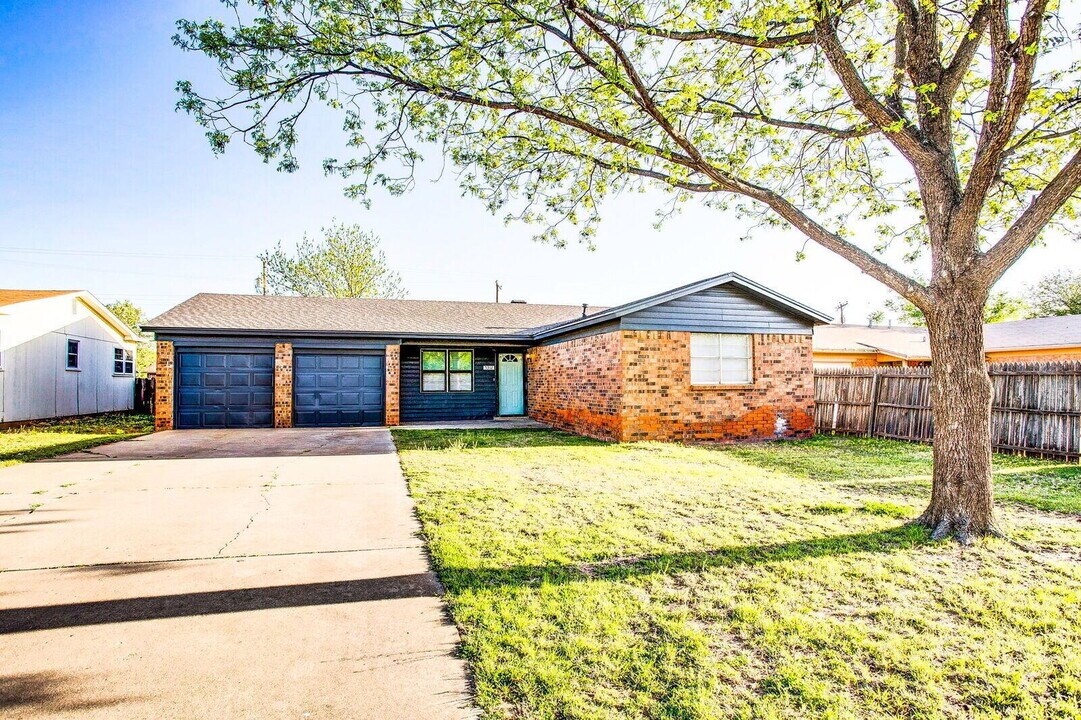 5312 23rd St in Lubbock, TX - Building Photo