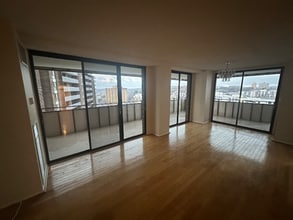 250 S Reynolds St, Unit 1104 in Alexandria, VA - Foto de edificio - Building Photo