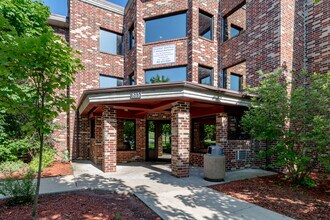 Regent-West Apartments in Whitewater, WI - Foto de edificio - Building Photo