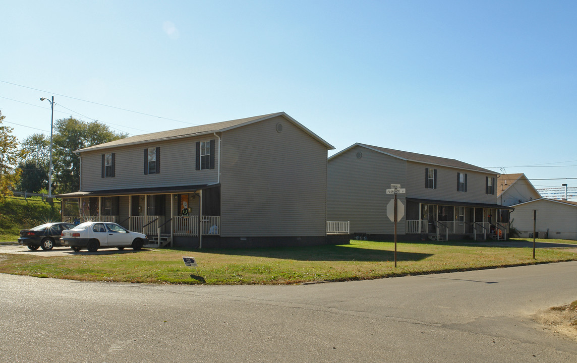 907 Florence St in Belpre, OH - Foto de edificio