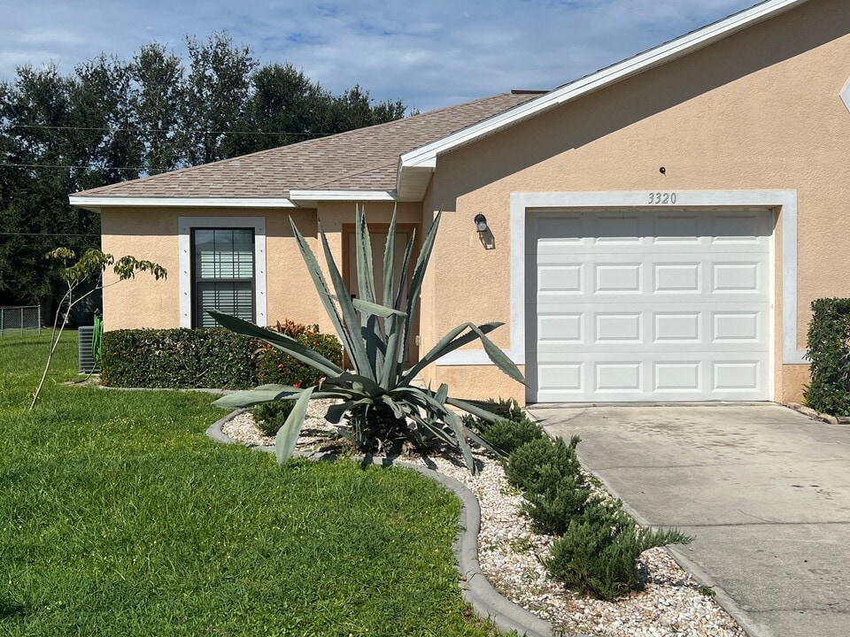 3320 SW 7th Pl in Cape Coral, FL - Foto de edificio