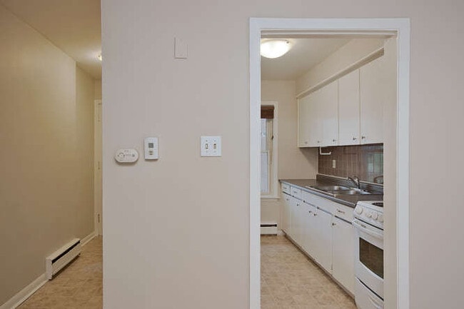 RENOVATED TWO BEDROOM TOWNHOME IN NORTHEAS in London, ON - Building Photo - Building Photo