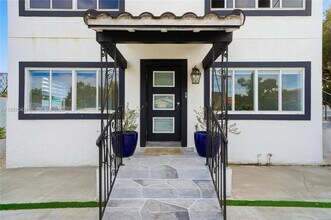 1590 NW 38th St in Miami, FL - Foto de edificio - Building Photo